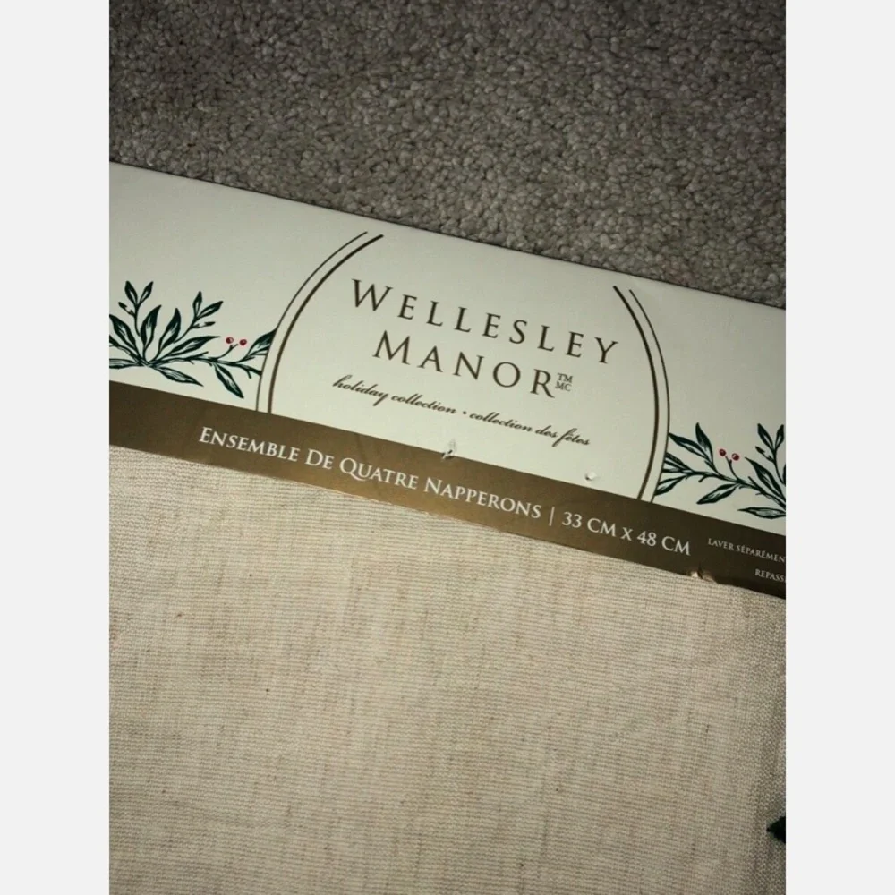 Wellesley Manor Poinsettia Christmas placemats (4) embroidered‎ NEW
